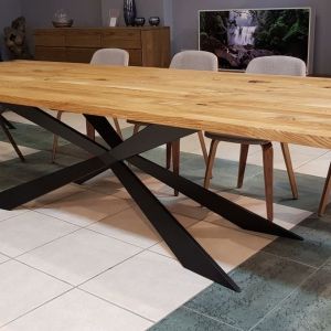Drewniany stół to klasyka gatunku, która nigdy nie wychodzi z mody. Fot. CH Fasty