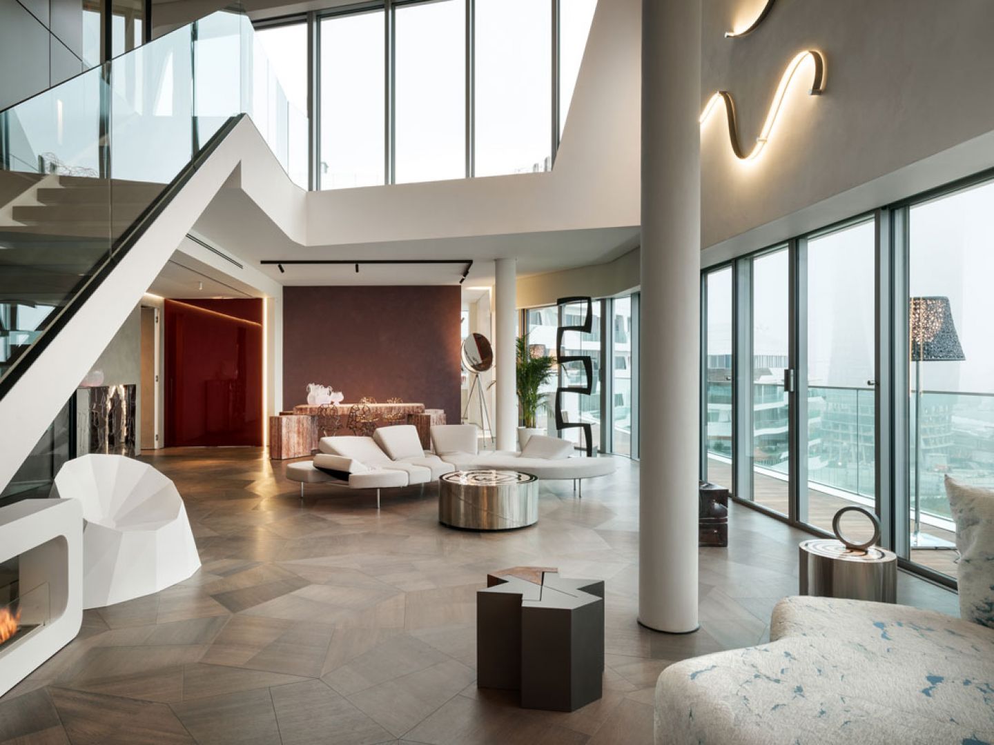 Wnętrza penthouse’u One-11, zaprojektowane przez Zaha Hadid Architects, są przykładem stonowanego luksusu, który opiera się na materiałach najlepszej jakości, wyważonym designie i jasno określonych proporcjach. Fot. Zaha Hadid Architects