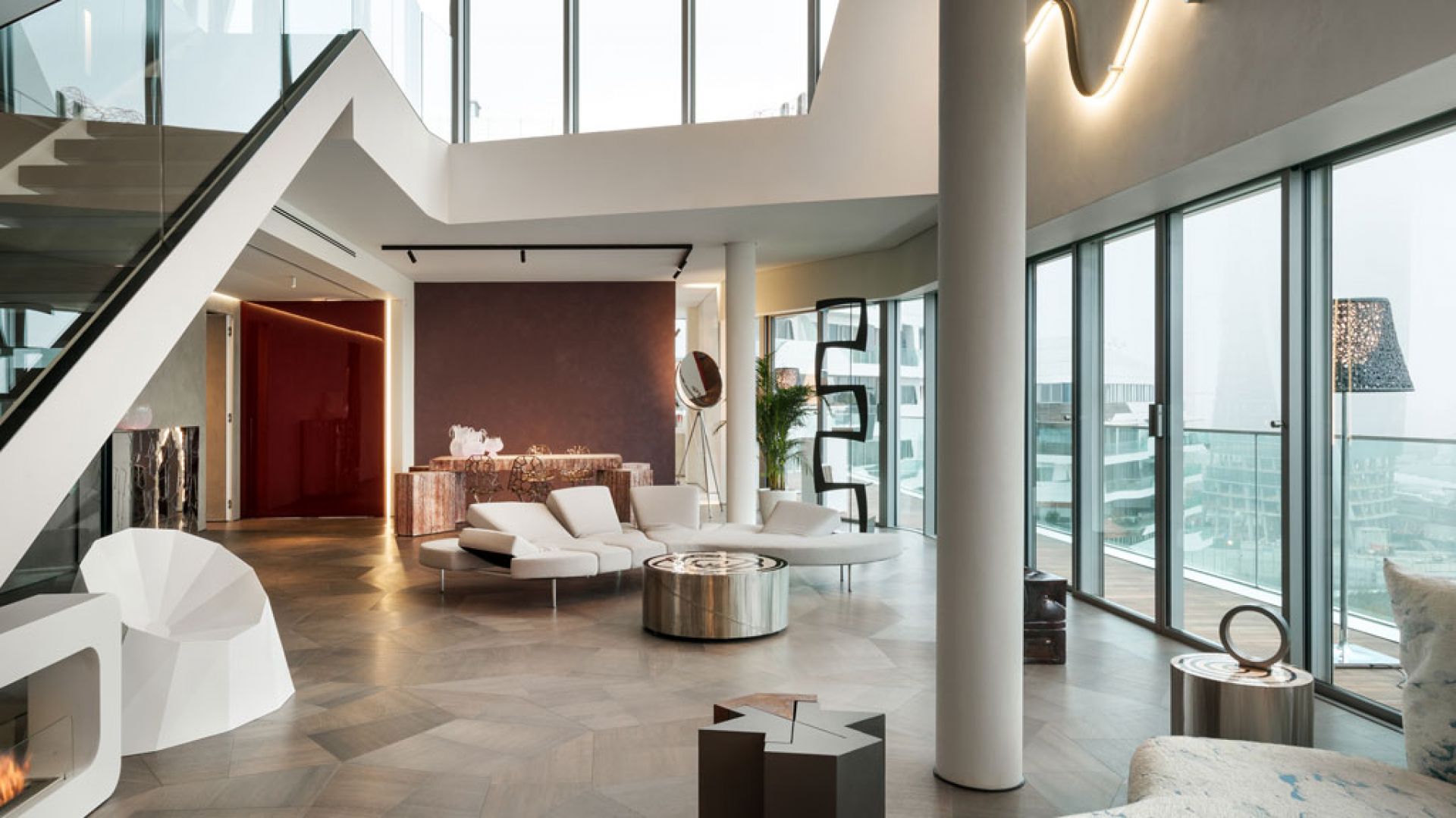 Wnętrza penthouse’u One-11, zaprojektowane przez Zaha Hadid Architects, są przykładem stonowanego luksusu, który opiera się na materiałach najlepszej jakości, wyważonym designie i jasno określonych proporcjach. Fot. Zaha Hadid Architects