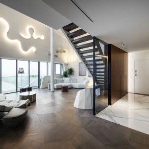 Penthouse One-11 to duża, otwarta przestrzeń, imponująca połączeniem różnorodnych materiałów wykończeniowych. Fot. Zaha Hadid Architects