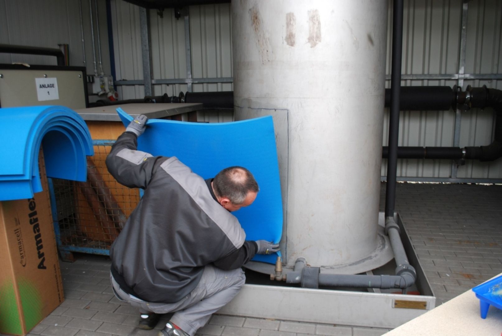 Głównym celem izolacji jest ochrona przed stratami energii i kondensacją w instalacjach. Fot. Armacell