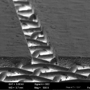 Skanowanie obrazu pod mikroskopem elektronowym kanału sita cienkowarstwowego. Fot. Fraunhofer ISE, Koenen GmbH