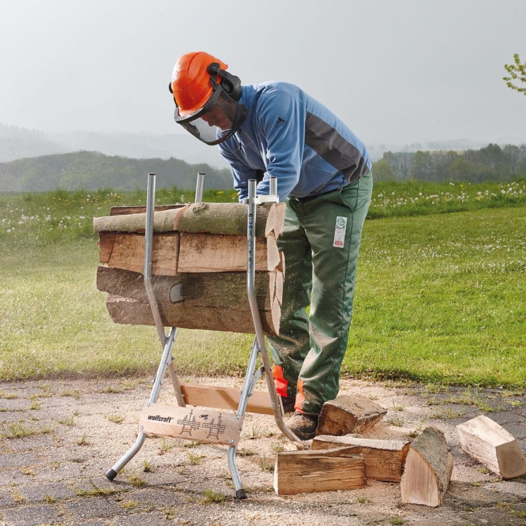 Żeby praca była łatwiejsza i bezpieczniejsza, warto zaopatrzyć się też w ergonomiczny, stabilny stojak do cięcia drewna. Fot. Wolfcraft
