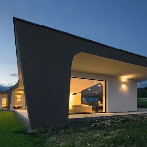 Architekci ze studia ATX Architekti przy projektowaniu tego czeskiego domu z winnicą postawili na „organiczny”, naturalny kształt bryły domu z prostym, ale funkcjonalnym układzie wnętrza. Fot. Ester Havlová  