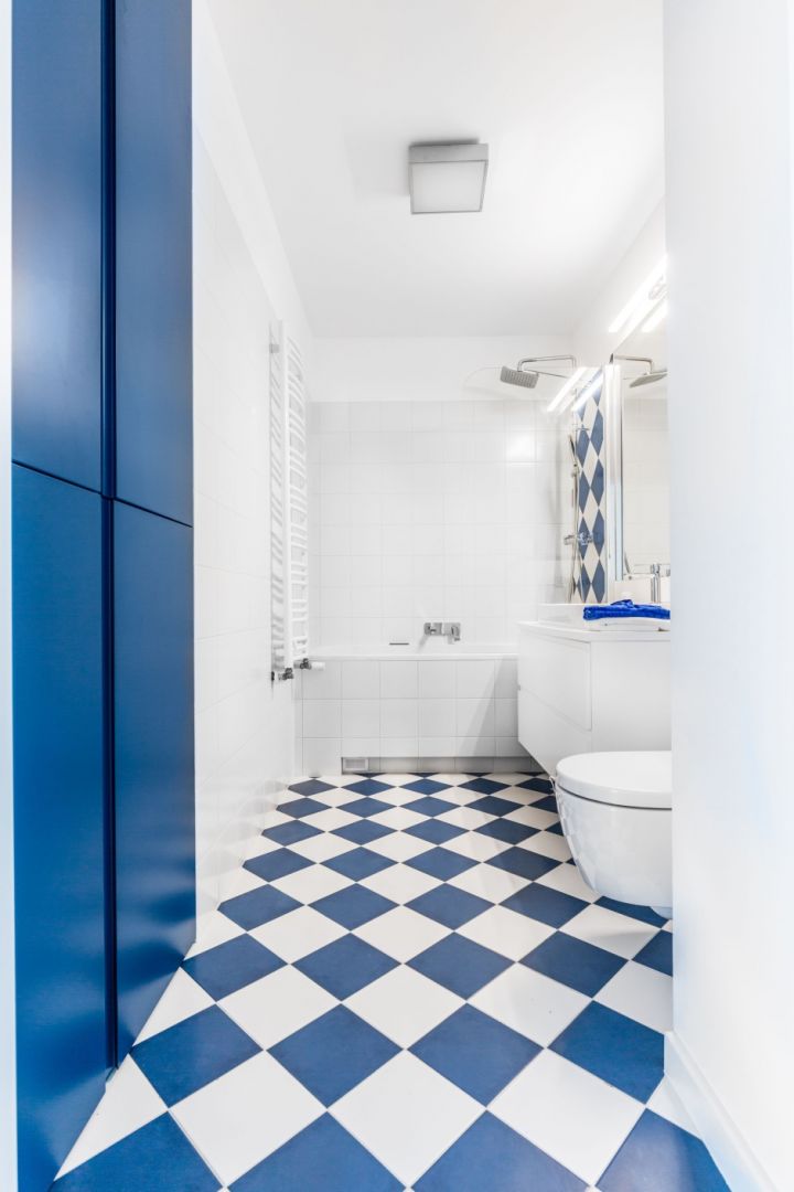 Łazienka z wyrazistym akcentem kolorystycznym dodaje energii. Fot. Decoroom
