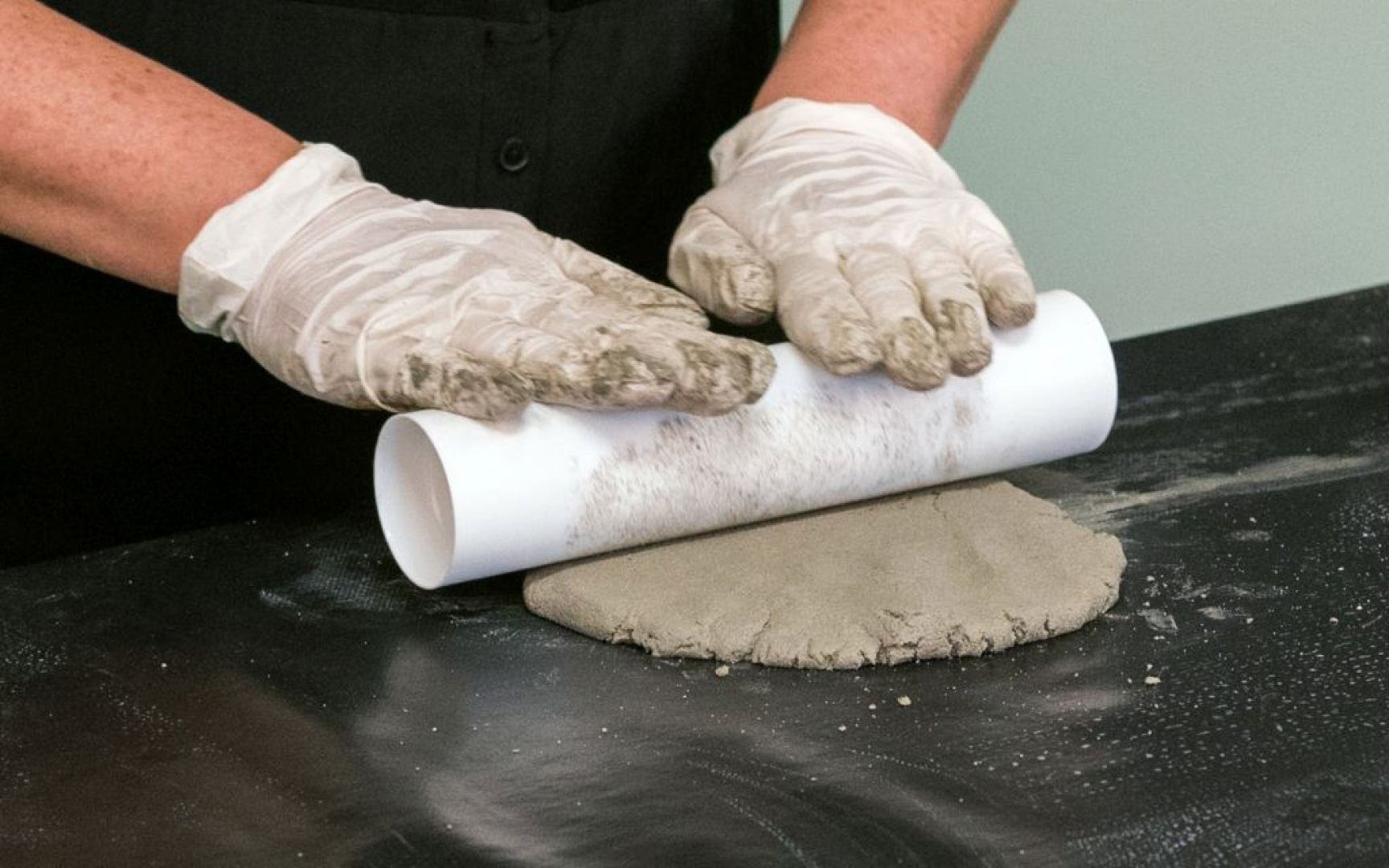 Смажьте столешницу растительным маслом или выложите фольгу, а затем раскатайте бетонную массу до нужной толщины.  Фото  Ультрамент