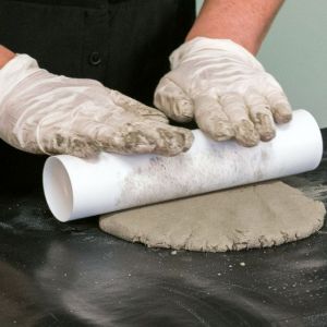 Смажьте столешницу растительным маслом или выложите фольгу, а затем раскатайте бетонную массу до нужной толщины.  Фото  Ультрамент