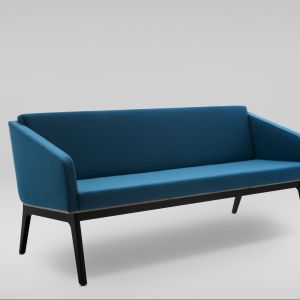 Sofa "FIN 3" z podłokietnikami i drewnianą podstawą
Fot. Archiwum projektanta