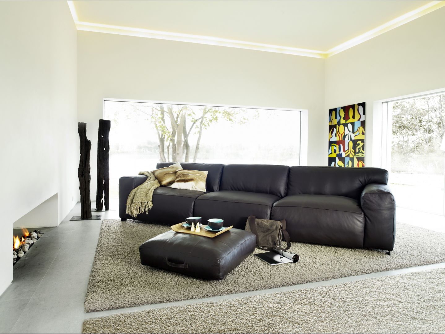 Zeus Fantasy Brown High - sofa ze tapicerowanym podnóżkiem, mogącym służyć jako stolik bądź dodatkowe siedzisko
Fot. Archiwum 