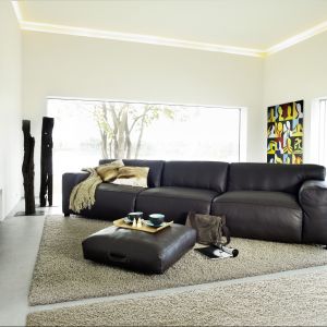 Zeus Fantasy Brown High - sofa ze tapicerowanym podnóżkiem, mogącym służyć jako stolik bądź dodatkowe siedzisko
Fot. Archiwum 