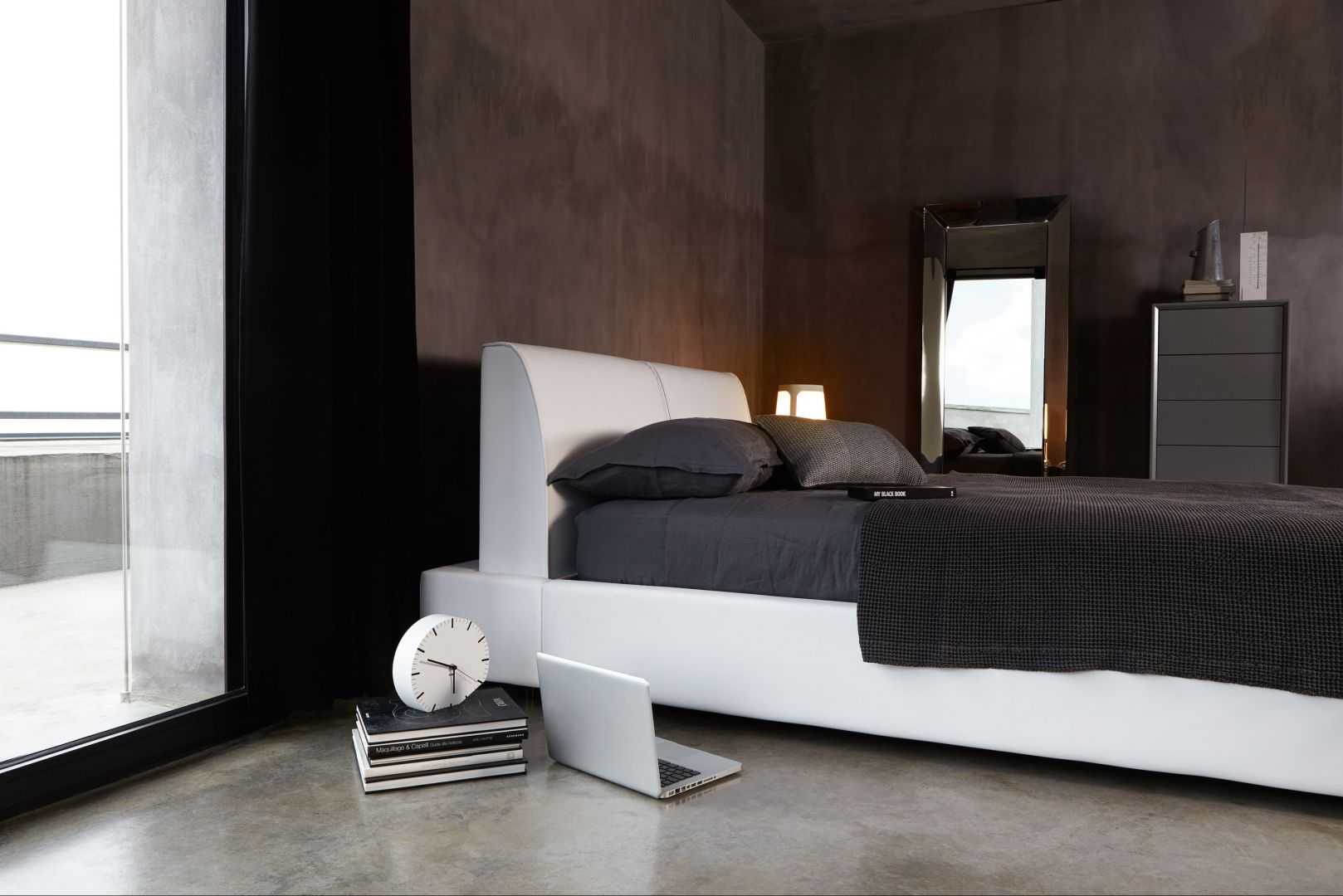 Firma Calligaris oferuje łóżko „Alameda” tapicerowane w całości. Fot. Calligaris