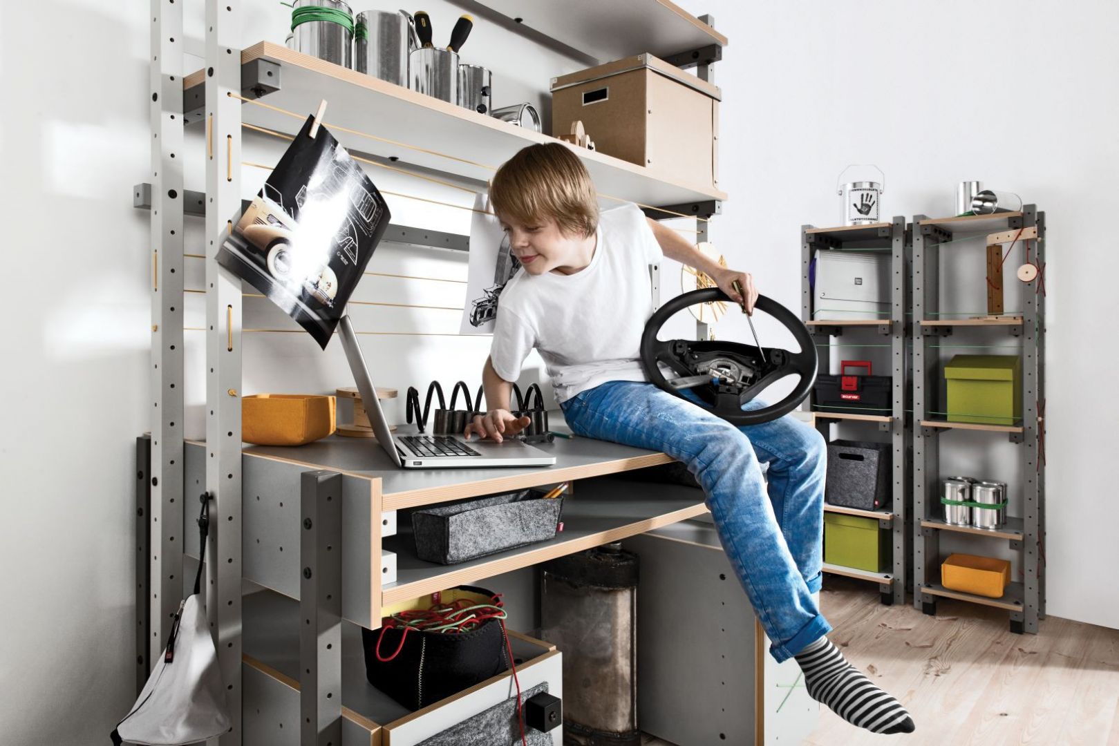 Smart by Vox to biurko, które dziecko może samodzielnie złożyć. Fot. Vox