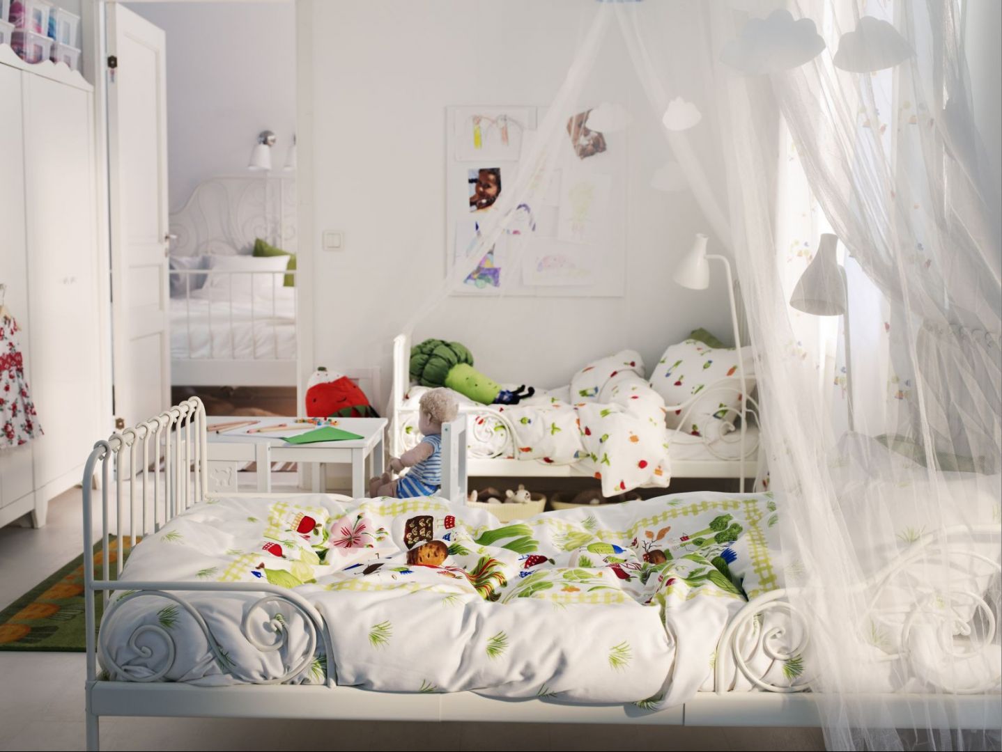Metalowe łóżeczko Minnen z regulowaną ramą dopasowuje się do wzrostu dziecka. Fot. IKEA