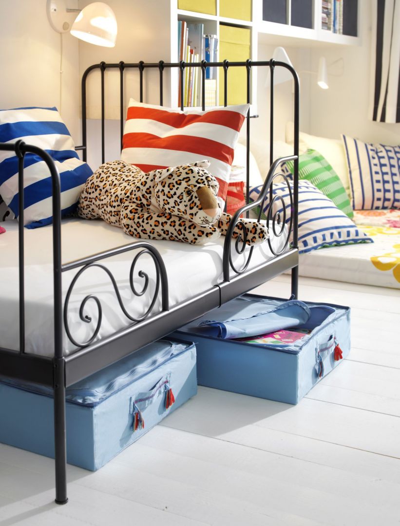 Łóżeczko Minnen ma regulowaną długość, pozwalającą na dopasowanie miejsca do spania do wieku dziecka. Fot. Ikea