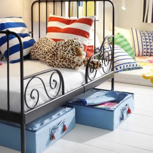 Łóżeczko Minnen ma regulowaną długość, pozwalając na dopasowanie miejsca do spania do wieku dziecka. Fot. IKEA