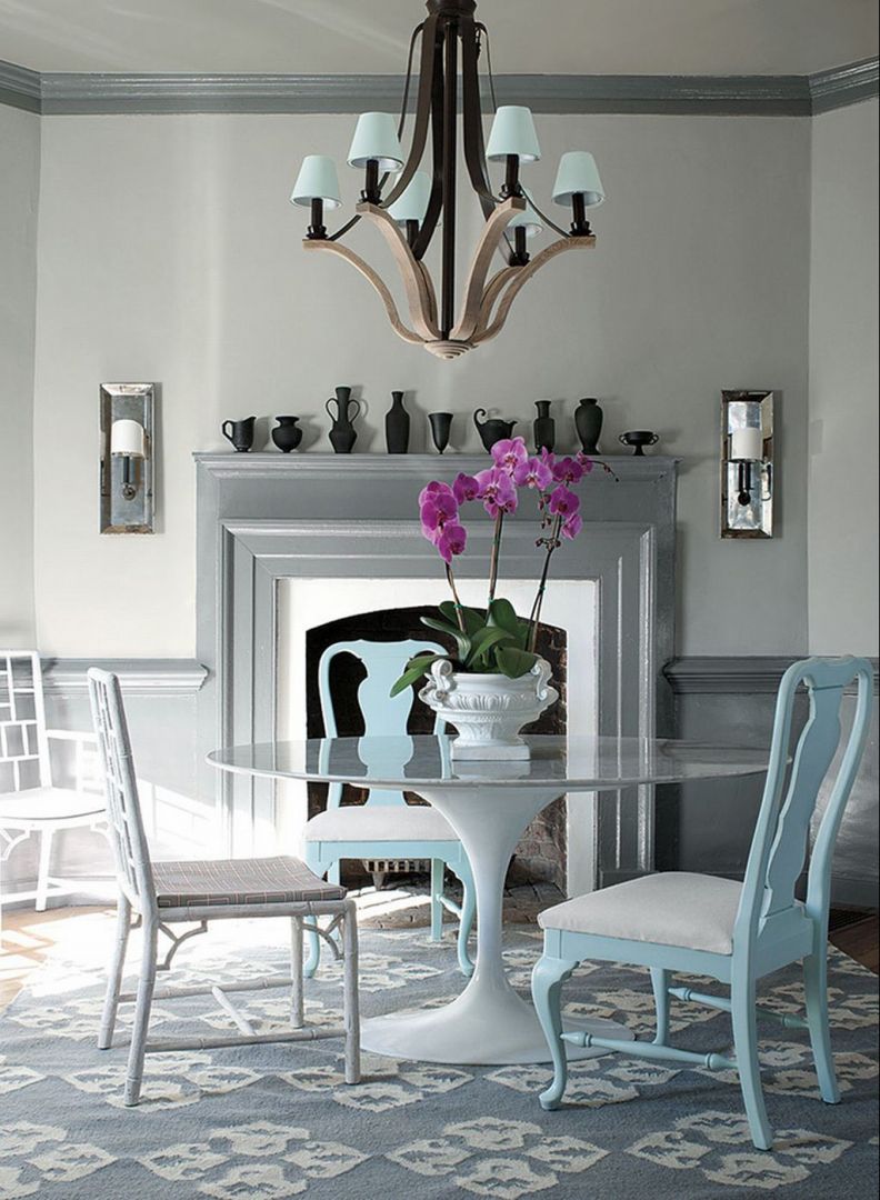 Błękit krzeseł doskonale współgra z szarością ścian. Fot. Benjamin Moore