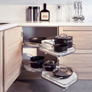 Nowoczesne systemy wyposażenia szafek dają możliwość wykorzystania dosłownie każdego kąta w kuchni. Fot. Peka