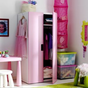 System "Stuva" to kolekcja szaf, szafek, komód i półeczek, które można dowolnie ustawiać w pokoju dziecka. Dodatkowo duża ilość kolorowych frontów pozwala na swobodę aranżacyjną. Fot. Ikea