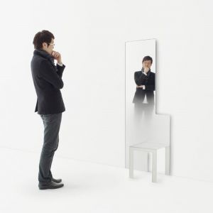 "Mirror" to krzesło i lustro w jednym. Fot. Nendo