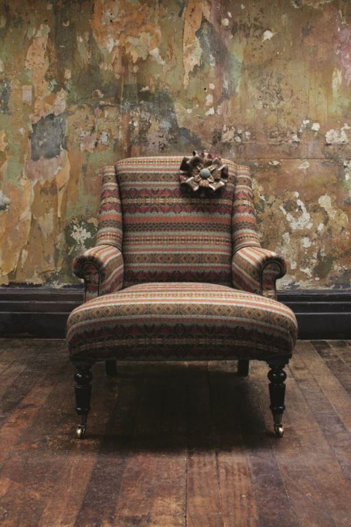 Nawet stary i sfatygowany model fotela nabierze niesamowitego charakteru dzięki pięknej tkaninie. fot. Zoffany/Decodore