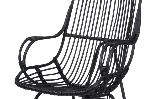 Duży fotel wykonany z rattanu w kolorze czarnym. To połączenie nowoczesności i tradycji bujanych foteli.