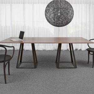 Stół "H2" zaprojektowany przez Piotra Kuchcińskiego. Fot. Fabryka Mebli Balma