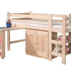 Drewniane łóżko z biurkiem, szafką i regałem. Fot. Pinio