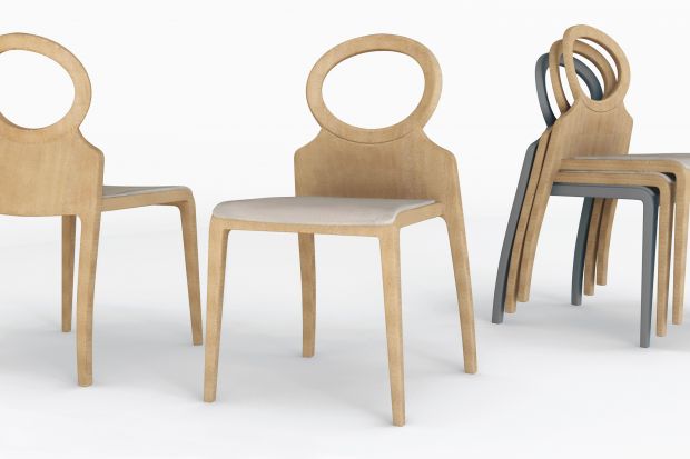 Oryginalny kształt krzesła, wbrew pozorom zapewnia wygodne oparcie.