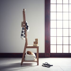 Krzesło z funkcją wieszaka "Ragrund". Fot. IKEA 