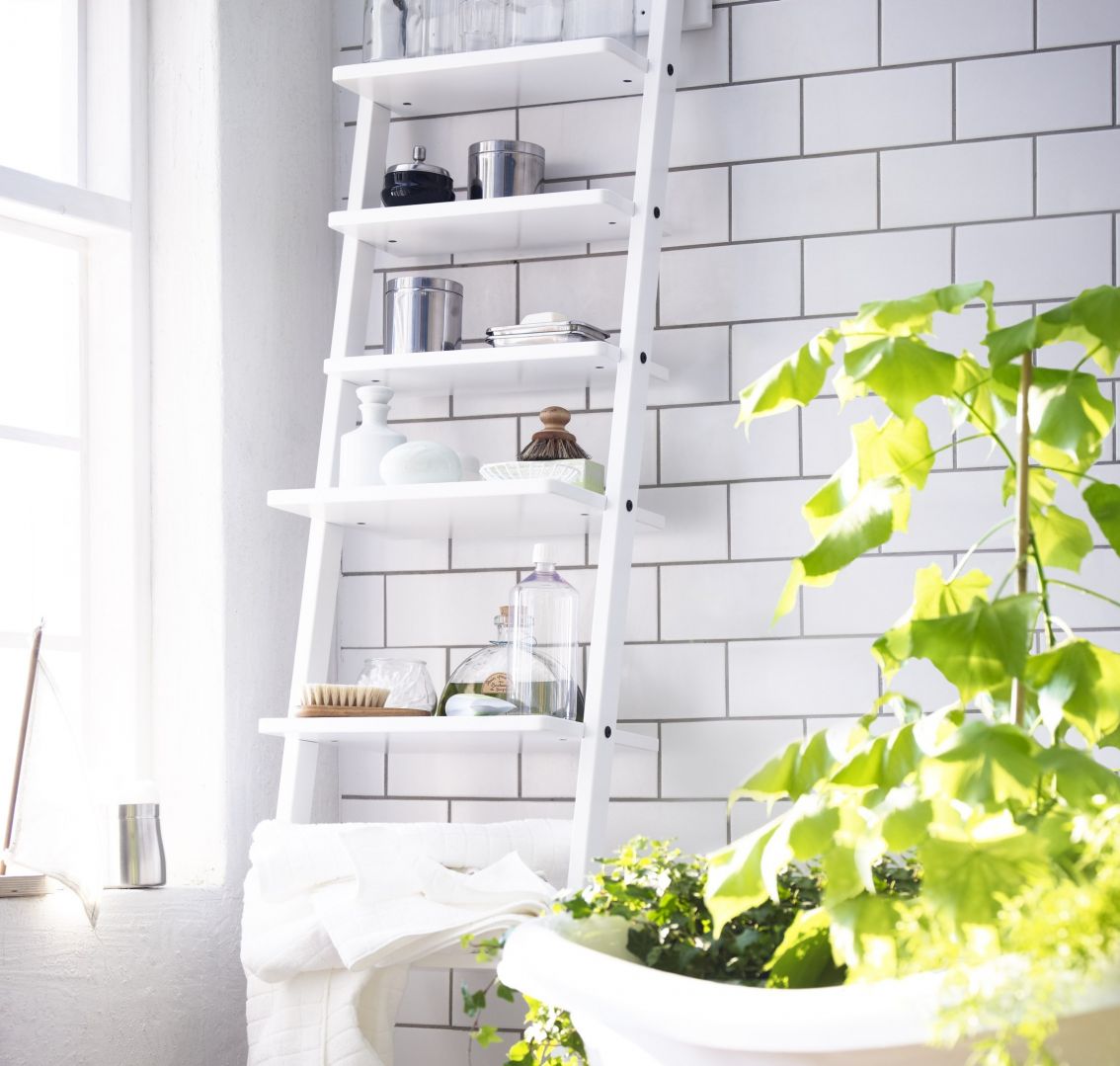 Biała półka ścienna Hjalmaren to rozwiązanie idealne do wnętrz urządzonych w skandynawskim stylu. Fot. IKEA