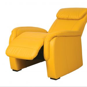 Fotel "Home Cinema" marki Etap Sofa, z siedziskiem wyposażonym w funkcję relaksu i regulowanym zagłówkiem. Cena: około 1.273 zł. Fot. Etap Sofa