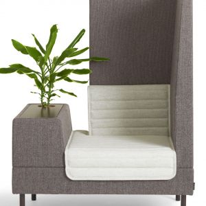 Fotel z nowej kolekcji "Smallroom" zaprojektowanej przez Ineke Hans. Skrzyneczka, zamiast podłokietnika, może służyć jako miejsce do pracy, do przechowywania albo miejsce na kwiat. Cena: około 10.100 zł. Fot. Offect