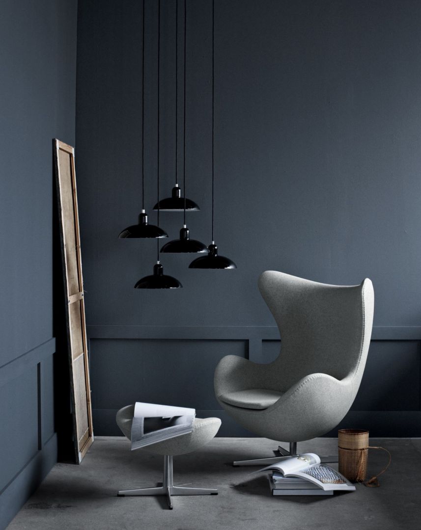 Wygodny fotel jest podstawą skandynawskiego salonu. Na zdjęciu słynne Egg Chair projektu Arne Jacobsena. Fot. Fritzhansen