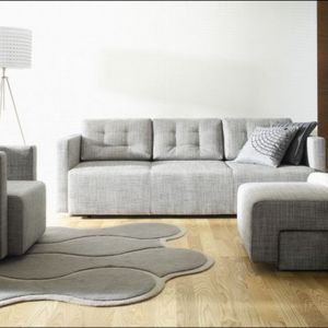 Kolekcja "Tukan"to zestaw kanap i foteli. Innowacyjna funkcja wzdłużnego rozkładania zmienia sofę w wygodny mebel do spania. Puf jest jednocześnie schowkiem na pościel. Fot. Noti 
