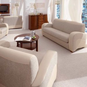 Kolekcja obejmuje: fotel, sofę 2 i 3-osobową.Fotel i sofa 2-osobowa wyposażone są w praktyczne schowki, a sofa 3-osobowa – w funkcję spania. Fot. Woodways