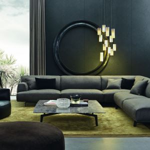 Sofa "Tribeca" doskonale komponuje się z fotelem w skórzanej tapicerce. Fot. Poliform