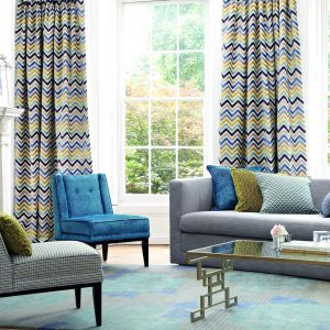 Marka Romo kolekcja tkanin "Marlow". Kontrast między sofą i fotelem można uzyskać poprzez zastosowanie różnych tkanin obiciowych. 