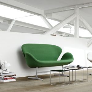 Sofa "Swan". Swoją nazwą nawiązuje do łabędzia, a zaprojektował ją sam Arne Jacobsen. Fot. Fritzhansen