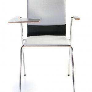 „Orte” (Bejot) to oszczędna z założenia forma, która kryje w sobie funkcjonalność i wszechstronność. Krzesło to zapewnia wyjątkowo szeroką paletę opcji do wyboru – może być tapicerowane w całości lub części, zawierać podłokietniki i pulpit lub nie, opierać się na płozach, lub nogach... Fot. Bejot
