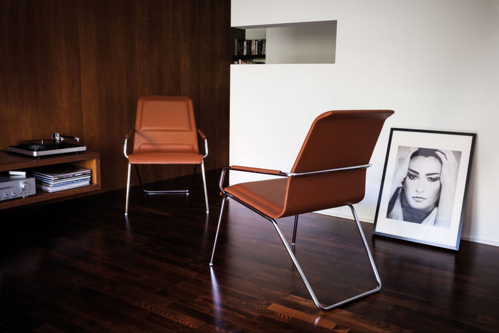 „Loit” (Sitag Formy Siedzenia) to fotele i hokery o wyostrzonym charakterze osiągniętym dynamiczną kreską stelaża i nowoczesnym sposobem tapicerowania. Dzięki futurystycznej elegancji modele determinują biurowe aranżacje. Fot. Sitag