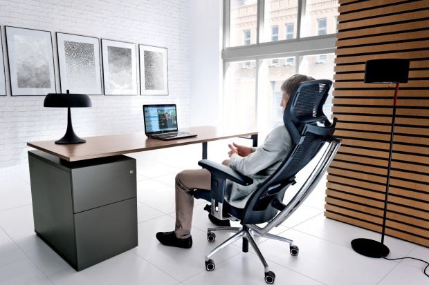 Dostępne obecnie na polskim rynku fotele biurowe, bardziej niż tradycyjne krzesło, przypominają dopracowane w każdym szczeg&oacute;le maszyny do wypoczynku podczas pracy.