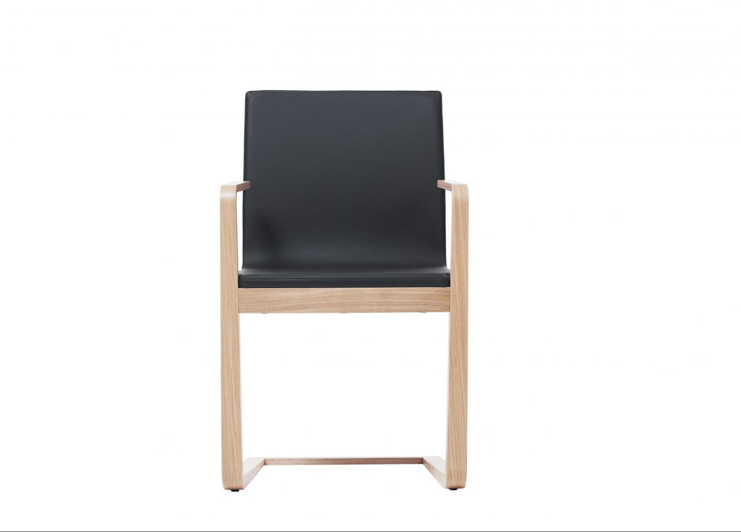 „Mojo“ (Ton) jest pierwszym, w całości drewnianym krzesłem do biura, zaprojektowanym przez słowackiego projektanta Michała Riabič. Z tym wzorem powraca wieloletnia tradycja gięcia drewna, którą firma wprowadziła do segmentu mebli biurowych. Fot. Ton