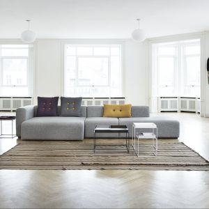 Głębokie siedziska oraz wysokie podłokietniki zapewniają maksimum komfortu. Sofa modułowa "Mags" marki Hay. Fot. Mesmetric