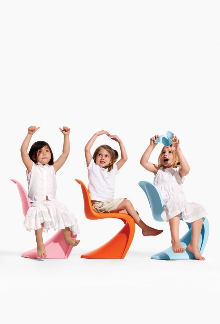 Znane wszystkim krzesło zaprojektowane przez Vernera Pantone doczekało się także wersji dla dzieci. Fot. Atakdesign