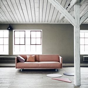 Minimalistyczna sofa Mondo w delikatnym różowym kolorze będzie przyjemnym miejscem wypoczynku w salonie. Fot. Softline