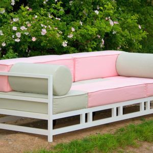Sofa/leżanka "Sustainability" będzie ciekawym rozwiązniem na zadaszonym tarasie. Fot. Bruhl
