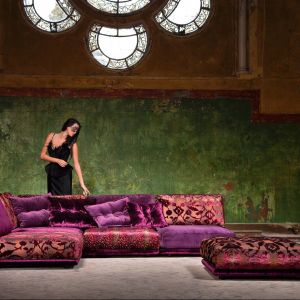 Sofa "Napali" jest dobrym przykładem na to, że odcienie różu świetnie komponują się z etnicznymi wzorami. Fot. Bretz