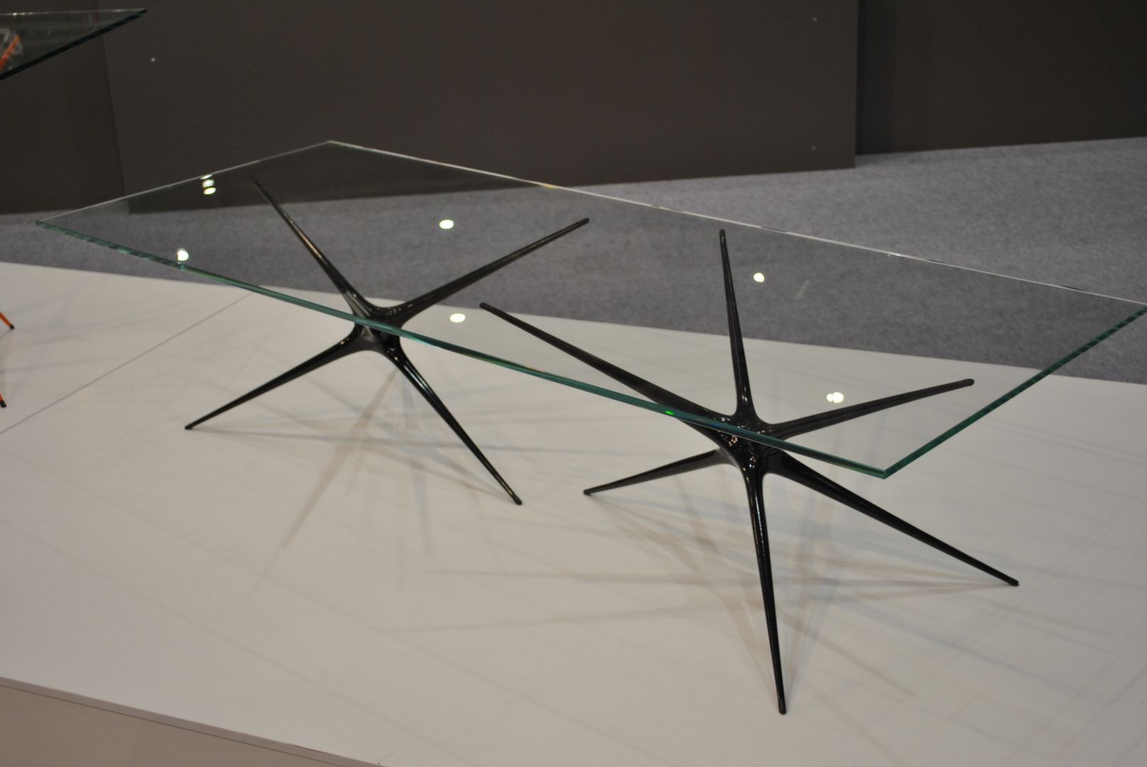 Supernova - stolik zaprojektowany przez Brodiego Neilla, ze szklanym blatem i aluminiowymi nóżkami, zaprezentowany na targach Meble Polska 2014 w Poznaniu  Fot. Piotr Sawczuk