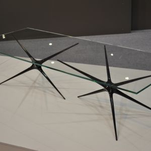 Supernova - stolik zaprojektowany przez Brodiego Neilla, ze szklanym blatem i aluminiowymi nóżkami, zaprezentowany na targach Meble Polska 2014 w Poznaniu  Fot. Piotr Sawczuk