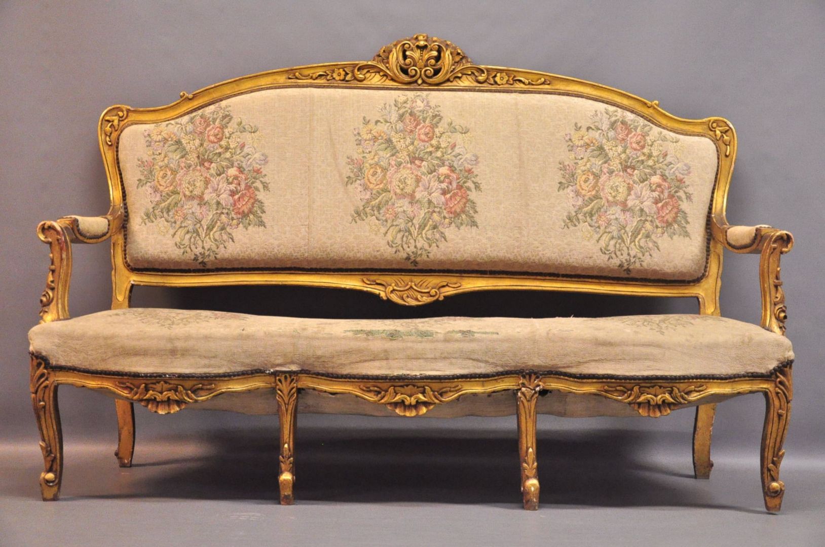 Piękna i elegancka tapicerka, złote zdobienia. Idealna sofa do klasycznego, francuskiego wnętrza. Fot. Archiwum